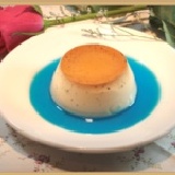 藍色夏威夷-藍柑橘布丁 選用藍柑橘香甜酒加入新鮮果汁調成醬汁搭配焦糖布丁