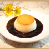 紫色狂想-法國藍莓布丁 選用進口藍莓果粒熬煮成藍莓醬汁搭配焦糖布丁