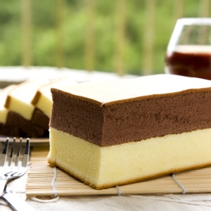 雙色蛋糕 巧克力加香草滿足二種口味 特價：$45