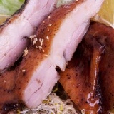 去骨黑胡椒雞腿排 採用台灣產卜蜂肉雞腿,鮮嫩多汁. 特價：$60