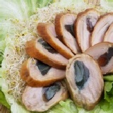 松花皮蛋雞肉卷 去骨雞腿排包入松花皮蛋，園遊會超人氣 特價：$70