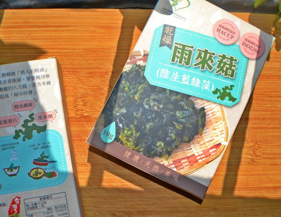 НАССР，雨來菇，(陸生藍綠藻)，こ被稱做情人的眼淚百非常挑剔,需要純淨無，晚麗的大太陽。富含多種，視爲雨中珍寶(膳食纖維，藻多蘭，感藻蛋白，(4)煎、煮、炒、炸、卻件、點宜。健康/天然/美味，用清水洗淨永费，後即可料理。