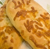 《義式鄉村家常雙乳酪 弗卡夏》二入一袋 義式家常口感麵包(葷) 特價：$88