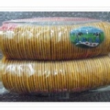 嘉義福義軒-大圓鮮乳餅 使用純鮮乳製造，絕無加水的純鮮乳薄餅，香脆的口感咬上一口在嘴裡化開，散發出濃濃的鮮奶味