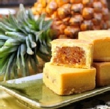 法藍金饡土鳯梨禮盒 B-2。10盒以內運費加100元，10盒以上免運費。家長交誼廳成員另有優惠。