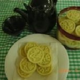 綠豆涼糕 綠豆涼糕，精選綠豆黃包裏香濃的綠茶餡，鬆軟爽口，不甜不膩