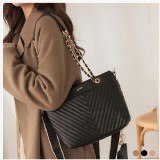 質感衍縫皮革鍊條肩背/斜背包