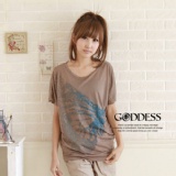 ＊╮嘉蒂斯╭＊【A7532】燙金蝴蝶一字領長版上衣T恤 五色