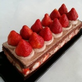 【新巧屋】巧克力草莓爆多長條蛋糕 特價：$360