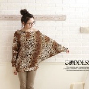 ★嘉蒂斯＊～【20401】小豹紋斜肩蝴蝶袖長版衣，共兩色