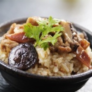 麻油飯 免運促銷中(以箱為單位一箱為32盒，1盒300公克)(不能冷凍)請注意加熱方法 特價：$50