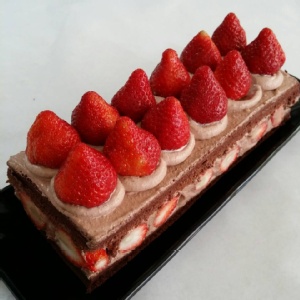 新巧屋巧克力草莓爆多長條蛋糕