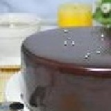 經典巧克力慕斯 進口苦甜巧克力製的獨特慕斯，淋上特調苦甜淋醬，不甜卻濃郁的口感，是店內超人氣蛋糕!