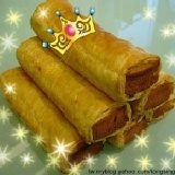 黃金酥皮乳酪條 單一條 新 特研的完全快火三段式烤法黃金色千層起酥片的外皮，內料包起厚厚的進口輕乳酪蛋糕軟泥。限量試吃價