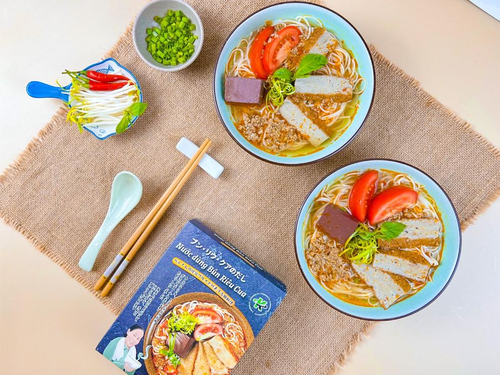 ブン・リウ・クアのだし，Nước dùng Bún Riêu Cua，ベトナムの種を表す。