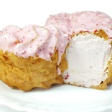 日式鮮奶冰淇淋泡芙(草苺) 特價：$15