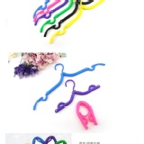 輕巧摺疊衣架 特價：$20