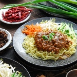 低脂炸醬乾拌麵 (附--生拉麵條)