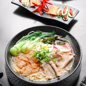 梅花豬肉泡菜拉麵