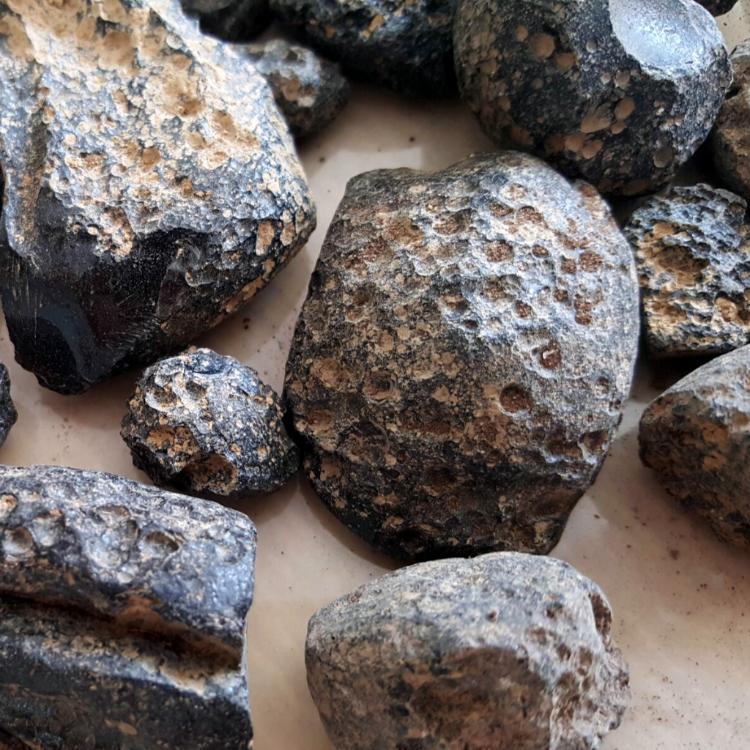 【YONG YU】天然玻璃隕石/瓦片型(大)/黑隕石/雷公墨/泰國隕石(現貨)單顆隨機販售