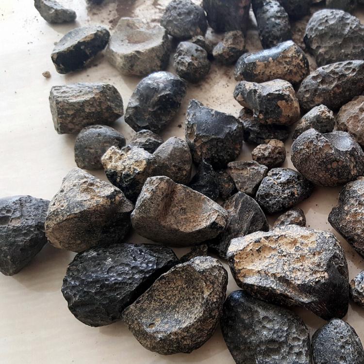 【YONG YU】天然玻璃隕石/瓦片型(小)/黑隕石/雷公墨/泰國隕石(現貨)單顆隨機販售