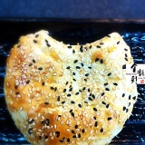 金龍彩在金龍年獻上金龍禮~缺口的皇帝燒餅好兆頭!金龍彩的獨家~皇帝燒餅磅礡上市。 感謝報導!朱元璋咬過一口的皇帝餅。讓你好運來財運到!獨家85折，8入裝只要170元。