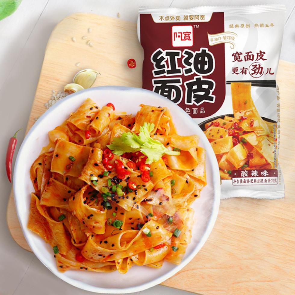 不点外卖 就要阿宽，经典原创 热销五年，宽面皮，更有劲儿，酸辣味，净含量面饼-配料105克,面饼70克。