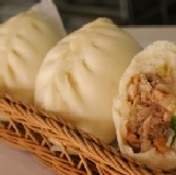 白玉蘿蔔包 精選美濃名產白玉蘿蔔少許豬後腿肉，加上阿嬤流傳下來的獨特爆香，店面售價20元