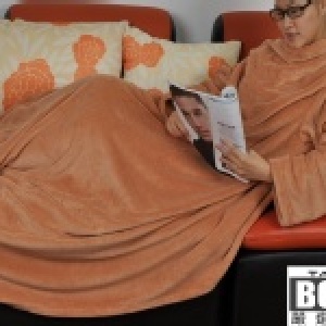 【BCBL衣啟樂活】冬季嚴選~創意時尚珊瑚絨袖毯.懶人毯-(駝色款)