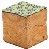 抹茶紅豆方塊泡芙 青嫩微苦的日式抹茶內餡,嵌入鬆軟的手煮糖蜜紅豆,經典人氣滋味