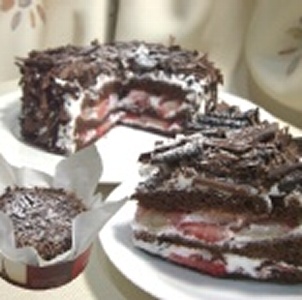 草莓黑森林蛋糕 6吋 特價：$100
