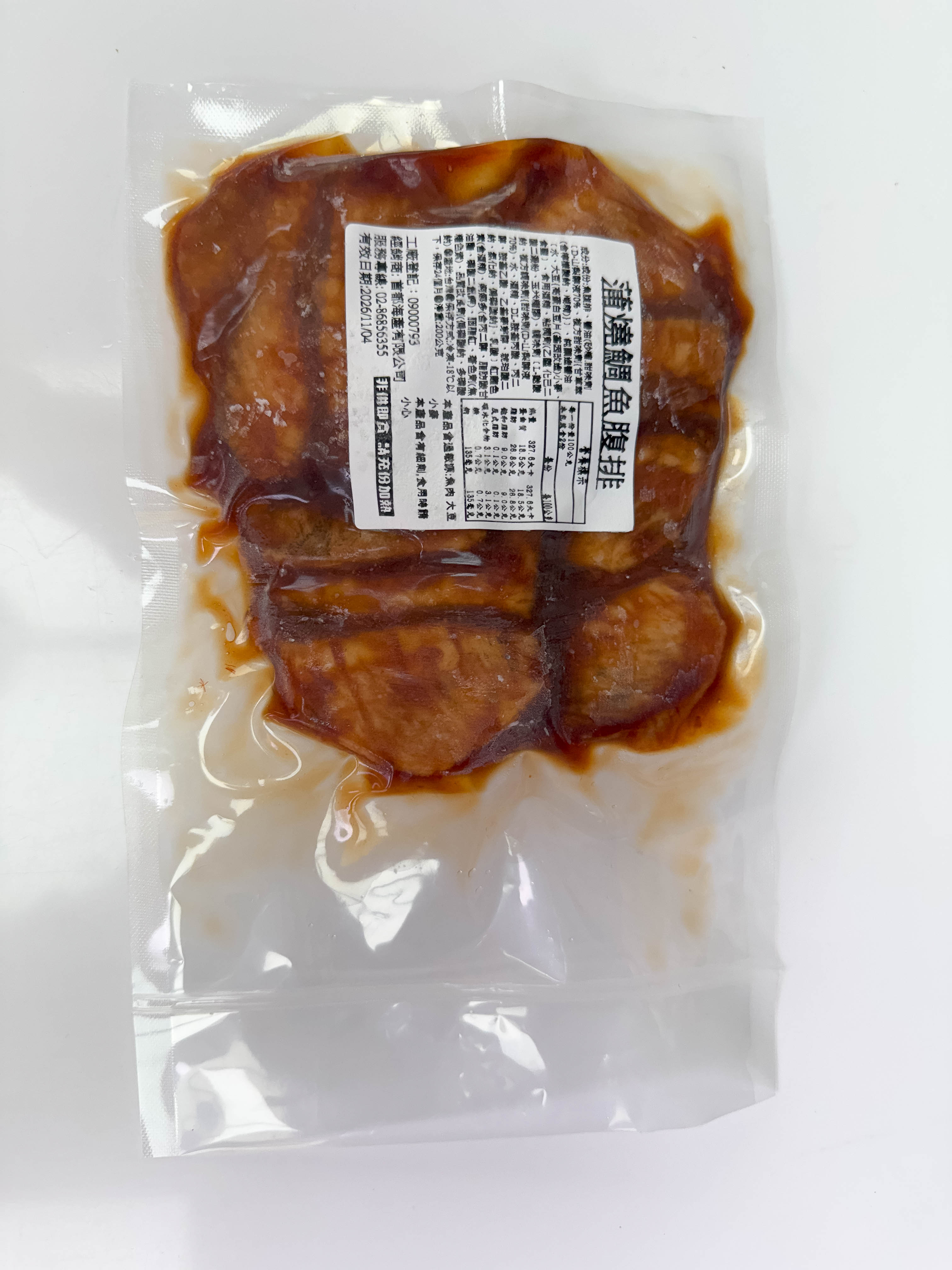 蒲燒鯛魚腹排，每一份量100公克，本包裝含2份，營養標示，每100公克，熊量 327.6大卡，蛋白質，327.6大卡，18.5公克，18.5公克，28.8公克，28.8公克，飽和脂肪，反式脂肪，碳水化合物，9.0公克，9.0公克，0.1公克，0.1公