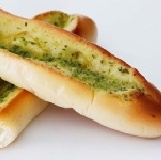 蒜香哈士 帶有奶香味的麵包上塗上新鮮大蒜香草奶油