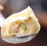 高麗菜豬肉水餃 新鮮美味可口，手工生水餃，每包重量約1000g (40粒 ) ，折扣價：150元。 特價：$150