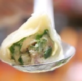 韭菜豬肉水餃 新鮮美味可口，完全手工包製的水餃，每包重量約800g.(+-10g)