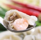 高麗菜鮮蝦水餃 新鮮美味可口，完全手工包製的水餃，每包重量約800g.(+-10g)