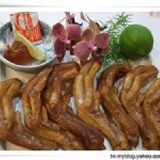 鄭家東港冰燻-冰燻鴨腳 淋上獨特風味的醬汁，灑上些許胡椒粉,酸酸甜甜又帶點辣勁，特殊風味