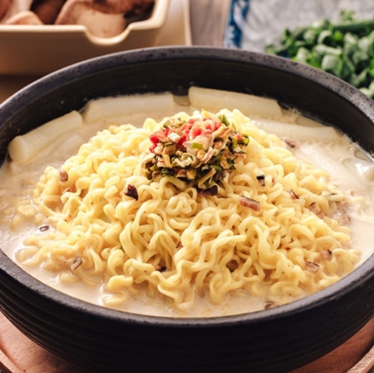 韓國年糕麵料理包菌菇奶油年糕麵