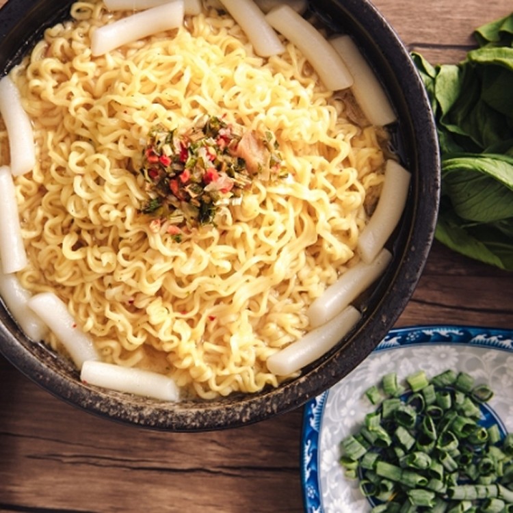 韓國年糕麵料理包蛤蜊風味年糕麵