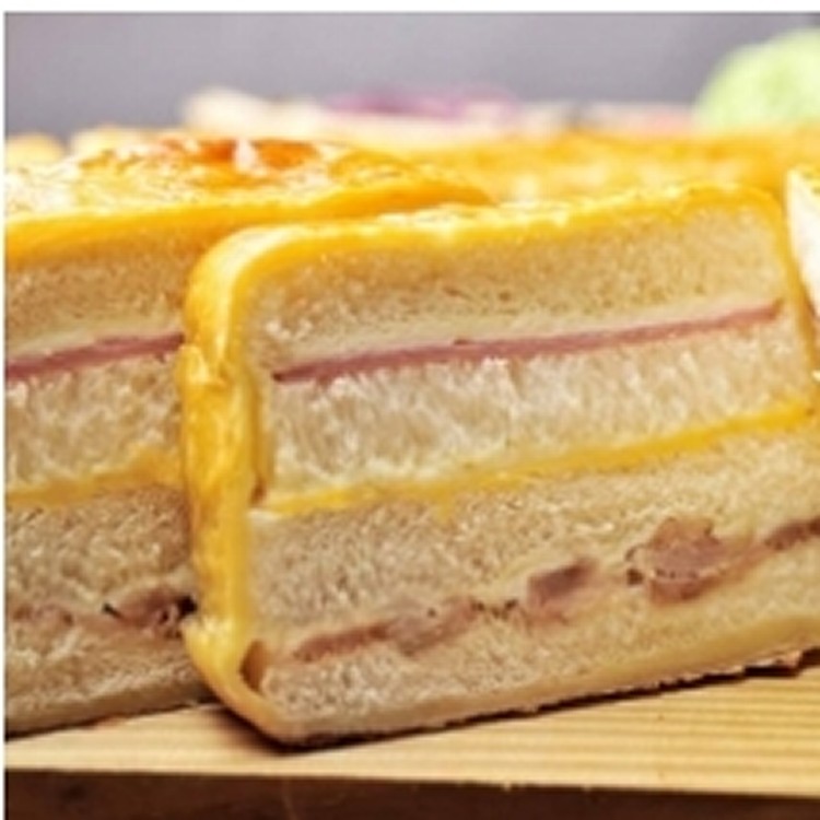 燻雞火腿起士起酥三明治