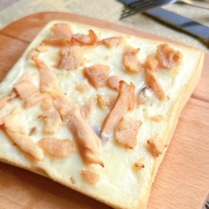 【榮冠】法式白醬佐燻雞厚片披薩