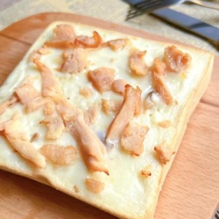 【榮冠】法式白醬佐燻雞厚片披薩