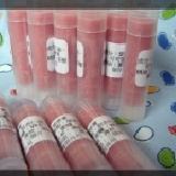 荳本舖--紫草糕 嚴選中藥新鮮紫草片浸泡一個月，使用清爽滋潤甜杏仁油浸泡，添加薄荷及薰衣草精油