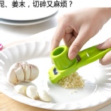 創意廚房多功能磨姜器 壓蒜器 手動磨蒜泥器 特價：$25