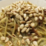 奶油青醬培根義大利麵,老少咸宜百吃不膩 (不含麵條與配色蔬菜) 特價：$65