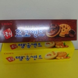 韓國CROWN夾心餅乾，有兩個口味