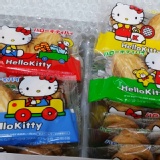 日本kitty千層派，一盒中有二十小包，每小包有2片