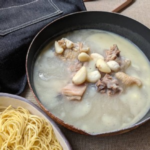 （蒜頭土雞）秘製拉麵 兩人份一組。有湯有料，吃得飽也吃得巧