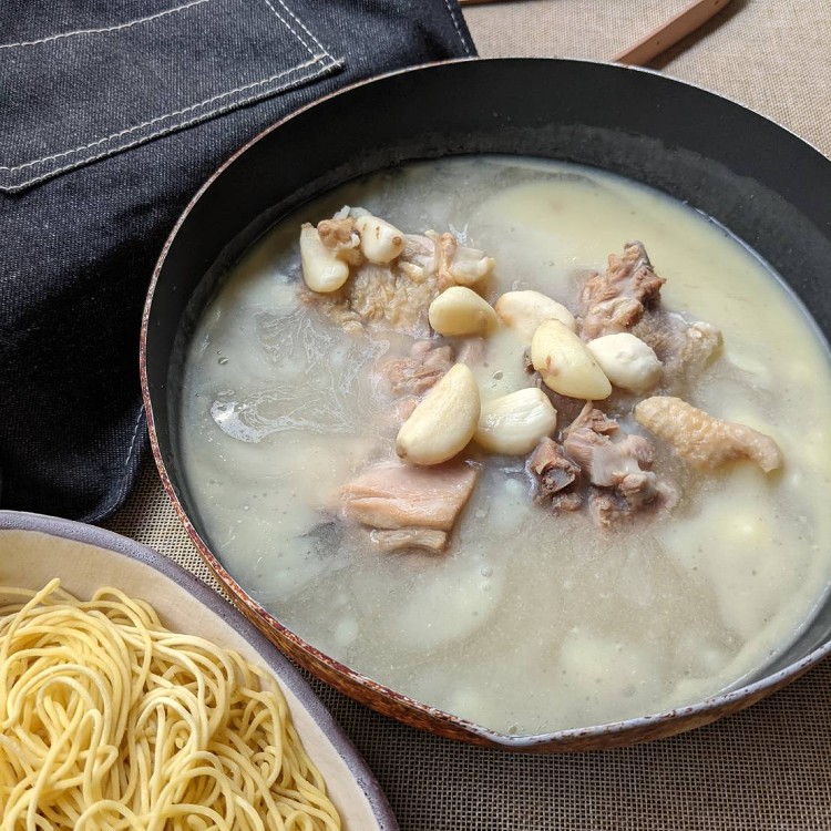 （蒜頭土雞）秘製拉麵 兩人份一組。有湯有料，吃得飽也吃得巧