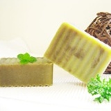 左手香草本潔淨舒緩皂 中油肌、混合肌春夏適用 廣霍香精油、薄荷精油 新鮮左手香原汁添加 週年慶下殺66折 ~